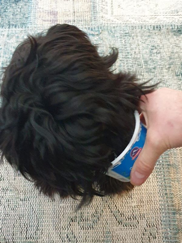 Mia (10 Mon.) und der Joghurt-Becher