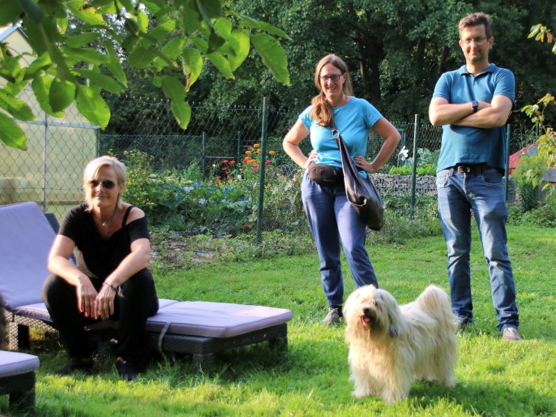 Fiona mit Jyotis und Lalis Menschen