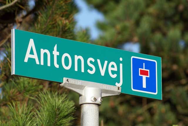Hier sind wir richtig! Antonsvej! Eine Sackgasse! Unser Haus war das vorletzte von vier Häusern.