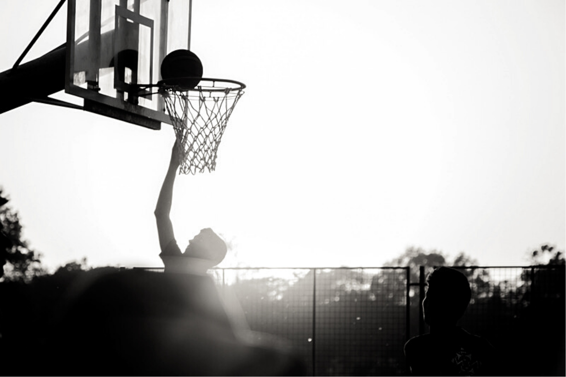 Basketballplatz mit zwei Körben