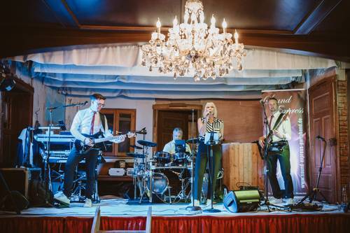Mehr als eine Band – ein Live-Erlebnis, das eure Hochzeit emotional prägt und Gäste bis tief in die Nacht begeistert.