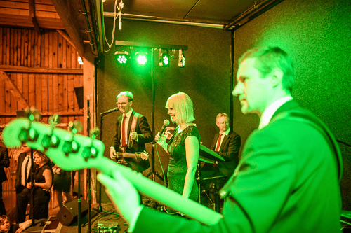 Gäste feiern auf der Tanzfläche mit der Hochzeits- & Partyband Sound Express