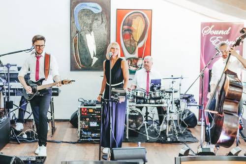 Wenn Musik zur Erinnerung wird: authentische Hochzeitsmomente voller Stimmung, Gänsehaut und ausgelassener Party.