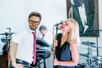 Echte Live-Momente, die eure Hochzeit einzigartig machen – Emotion, Energie und volle Tanzflächen, eingefangen in jeder Sekunde.