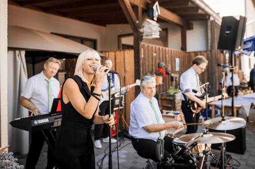 Die Hochzeitsband Sound Express begleitet den Brautverzug stilvoll und stimmungsvoll mit passenden Klassikern.