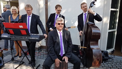 Live-Musik beim Sektempfang – die Hochzeitsband Sound Express sorgt für stilvolle Unterhaltung und eine entspannte Atmosphäre.