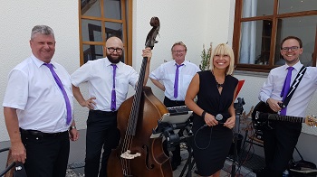 Genießt euren Sektempfang mit sanften Balladen und leichten Hits – Sound Express Hochzeitsband begleitet den Empfang live.