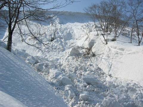 稜線に発達した雪庇の崩落