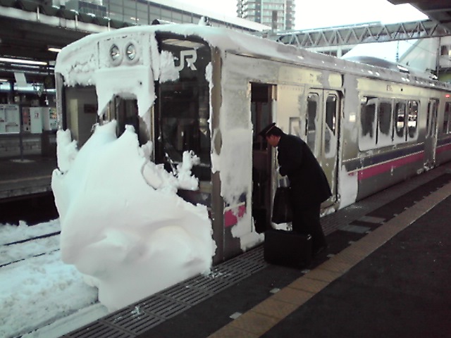 電車に変わった田沢湖線。でも雪との戦いは変わらない。　盛岡駅にて