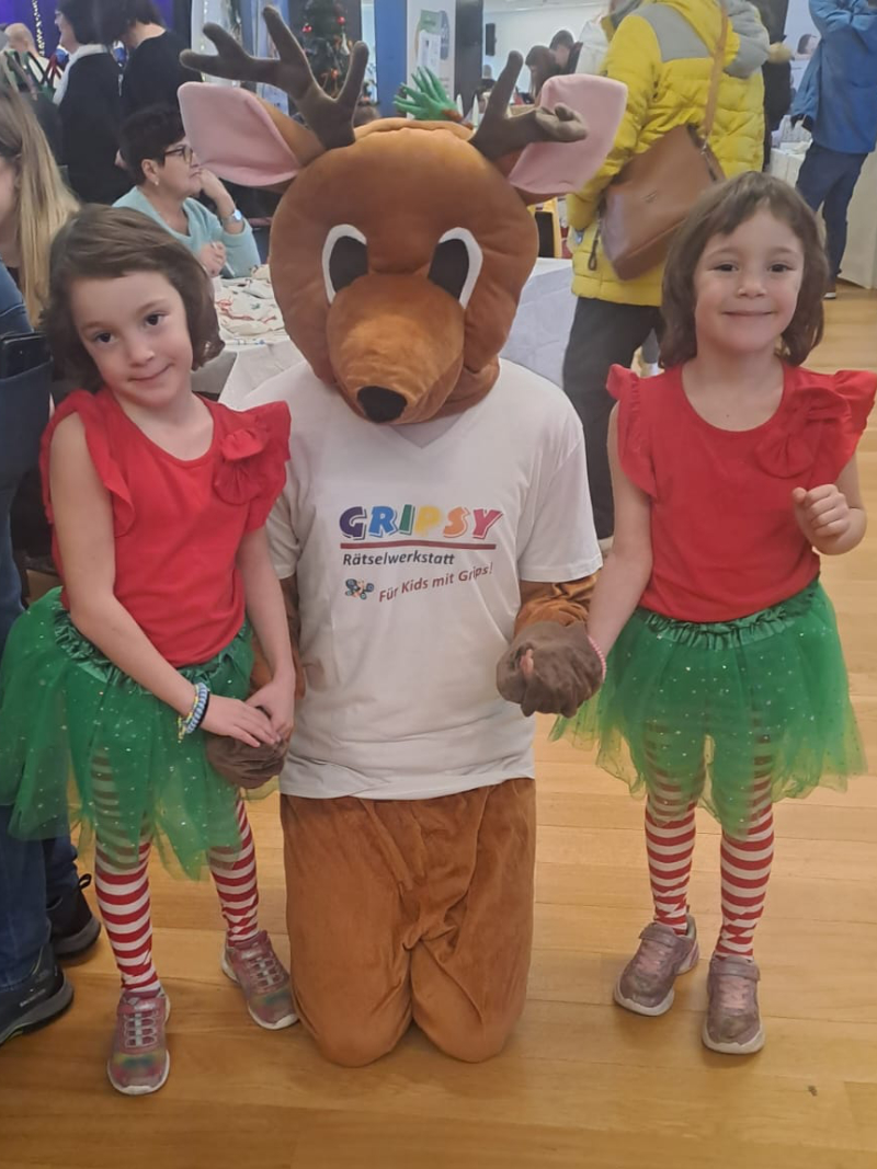 Elch Gripsy mit zwei Kindern
