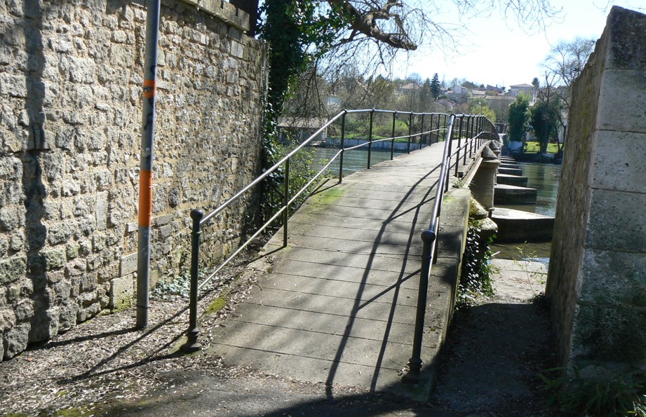 Accès à la passerelle du côté de Ruelle (photo avril 2015). À droite, la partie mobile de la fermeture a été enlevée.