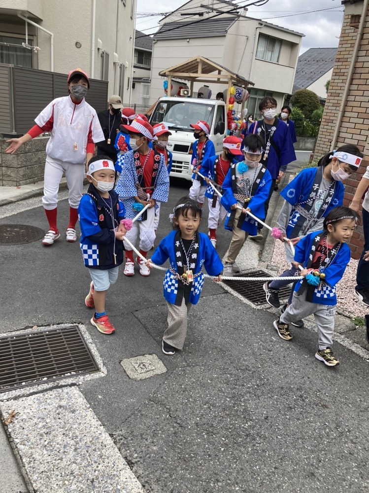 ちびっこ達も山車に参加