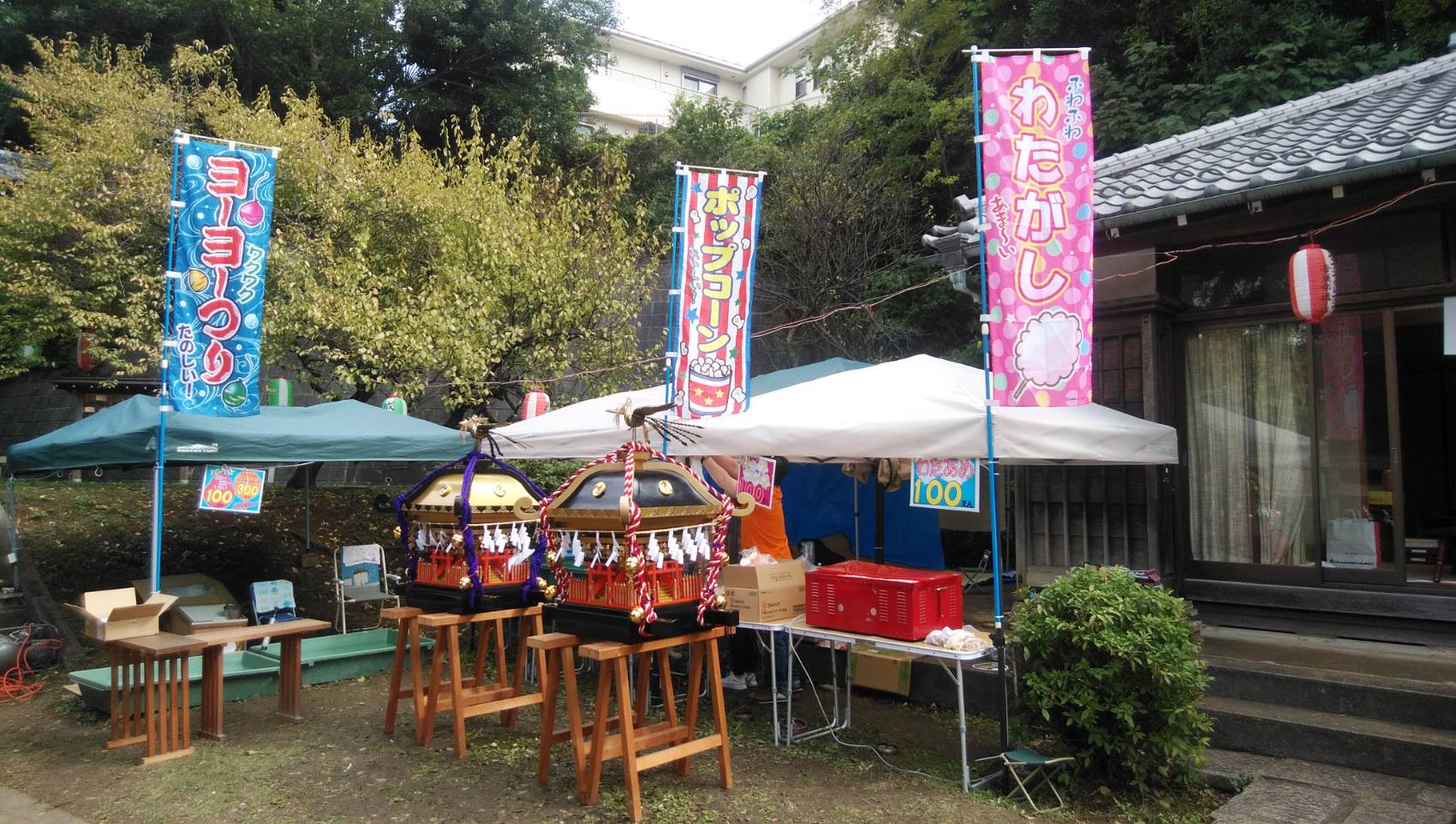 出発前に御魂入れを待つ東町会と西町会の御神輿