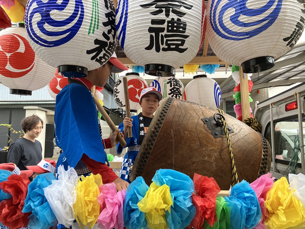 山車の中では太鼓を叩きます