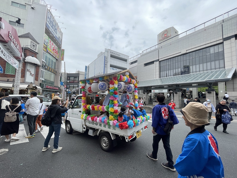 日吉駅前を曲がります