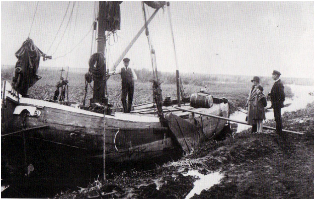 Plattbodenschiff mit Segel und Seitenschwertern im Mitling-Marker Mühlenschloot