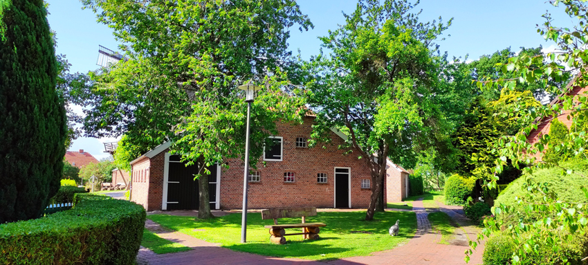 Das Mühlen-Ensemble: Der Scheunentrakt des Müllerhauses. Im Hintergrund die Mühle. Rechts das Backhaus.