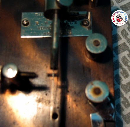 Partic. della molla dei punti, in posizione di riposo. Si può notare il lungo parallelismo con il braccio principale ed il passaggio al lato opposto per mezzo di un foro calibrato che ne permette il contatto con il pilone per la generazione dei punti.