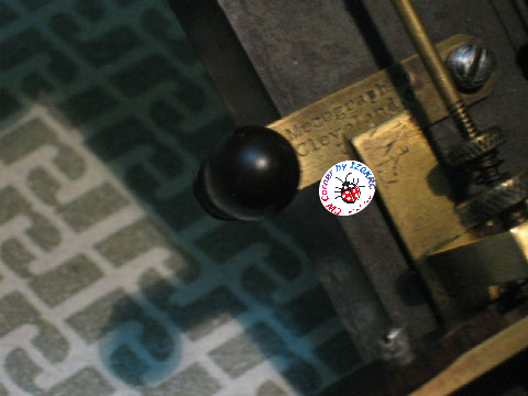 Mecograph #06 or n.3 round pendulum. Particolare iscrizione su leva di corto circuito