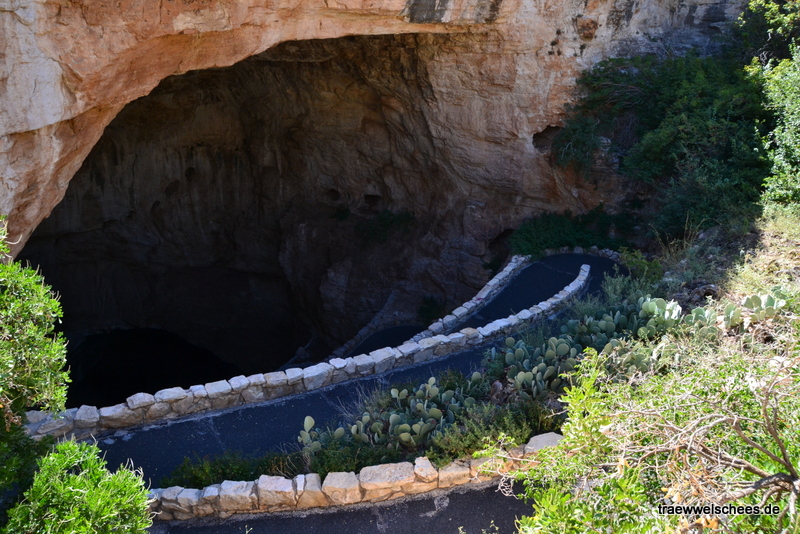 Fußweg zum Eingang der Höhle