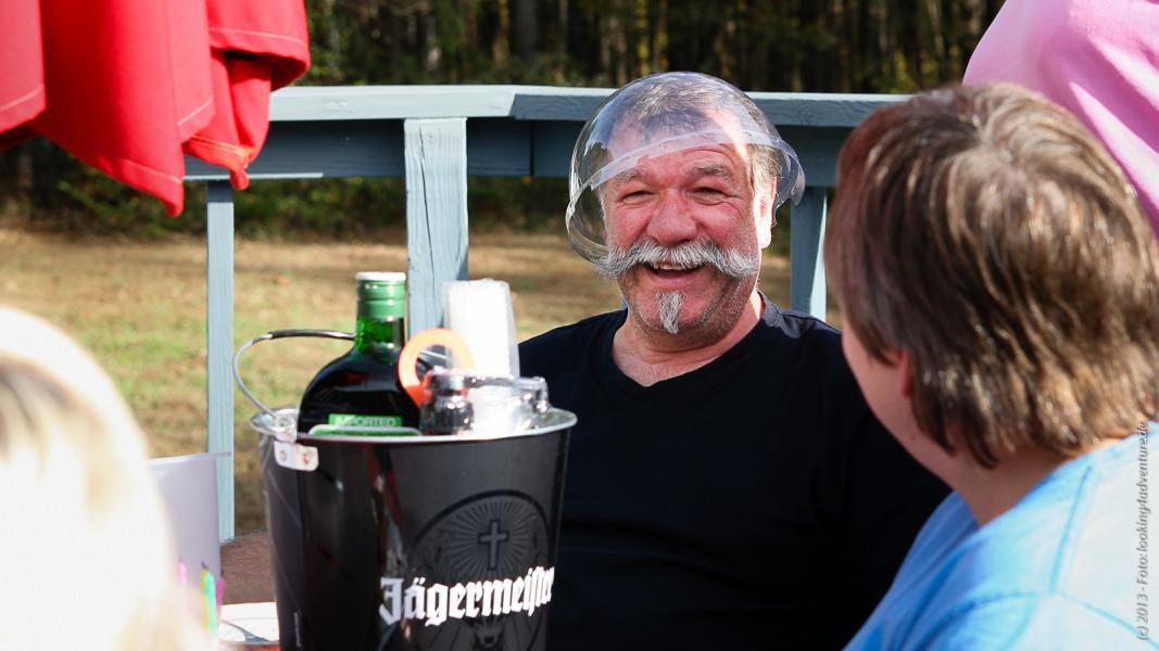 Von Herbert bekommt Nobbi eine Monsterflasche Jägermeister...