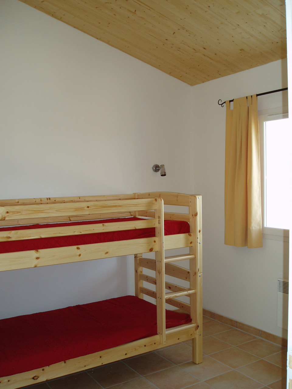 Chambre lits superposés, armoire (12 m2)