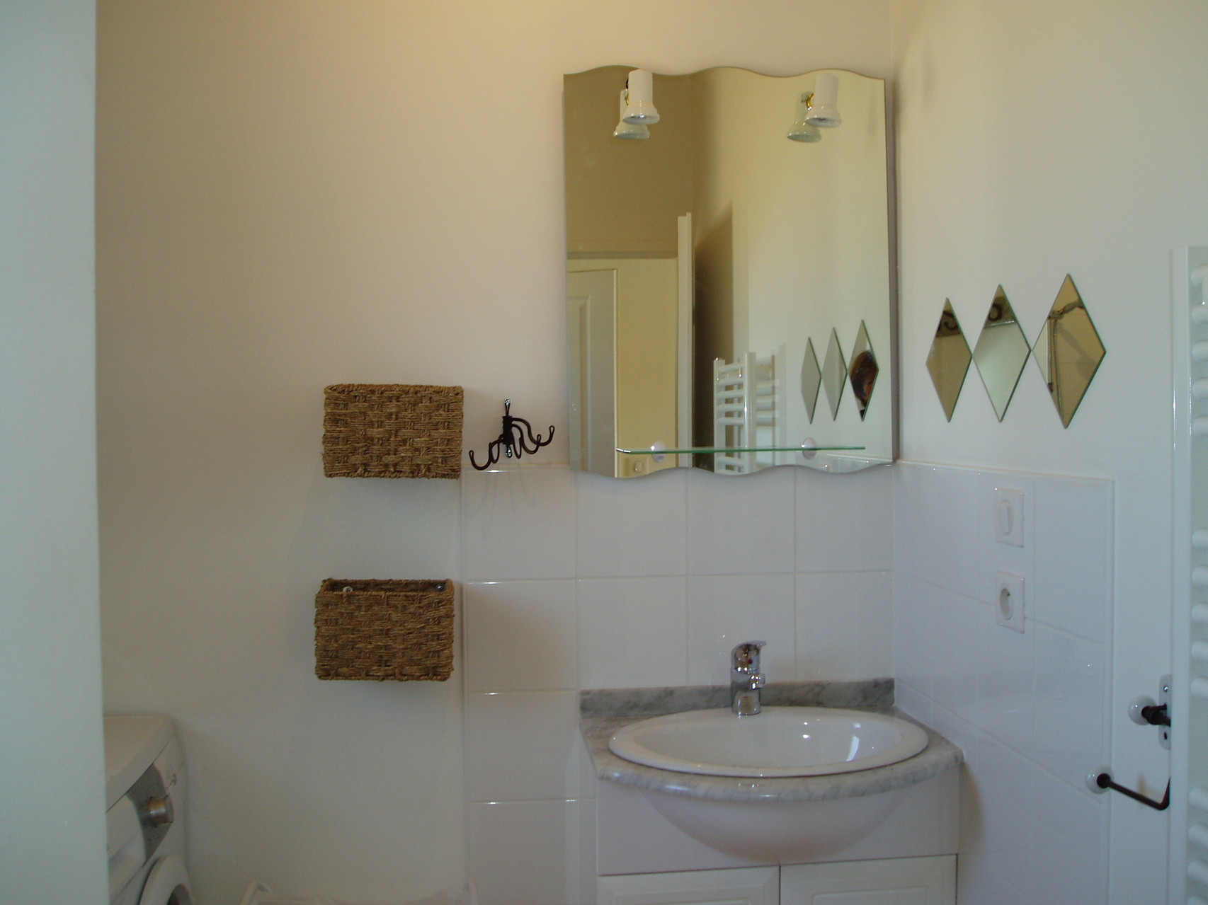 Salle de bain, chaffe-serviette, machine à laver, douche à l'italienne
