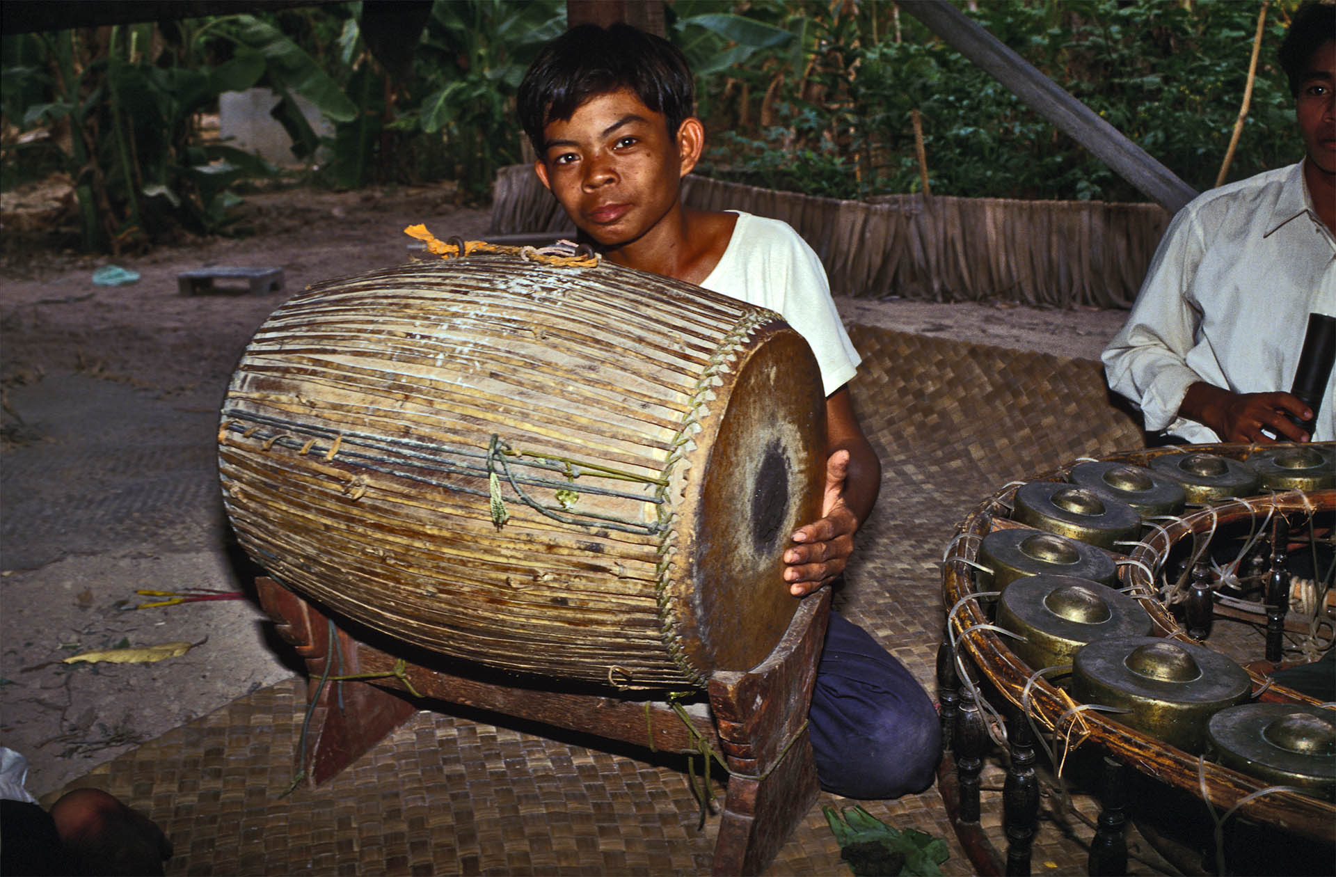 Ensemble pin peat. Tambour samphor. © P. Kersalé 1998-2024.