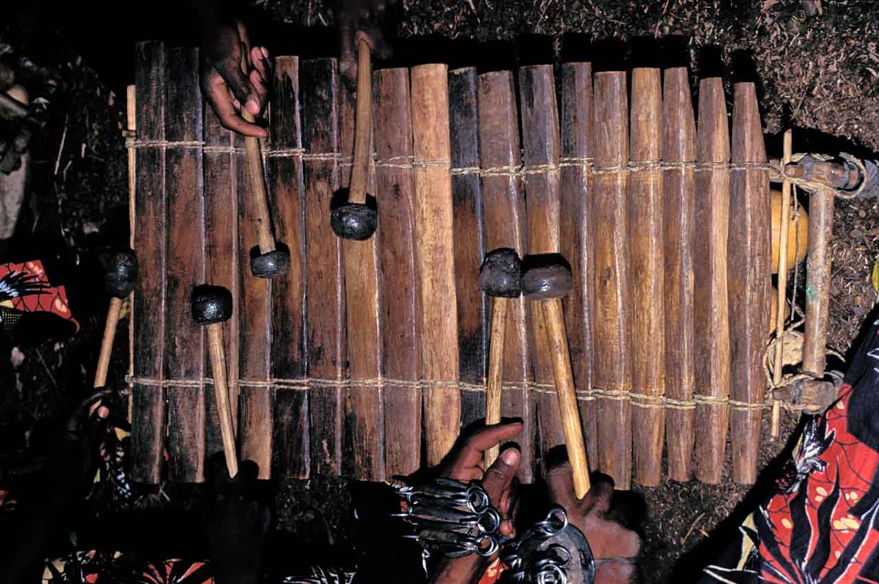 On joue parfois de part et d'autre du balafon. Vill. Lidara. Février 1996. © Patrick Kersalé 1996-2024.