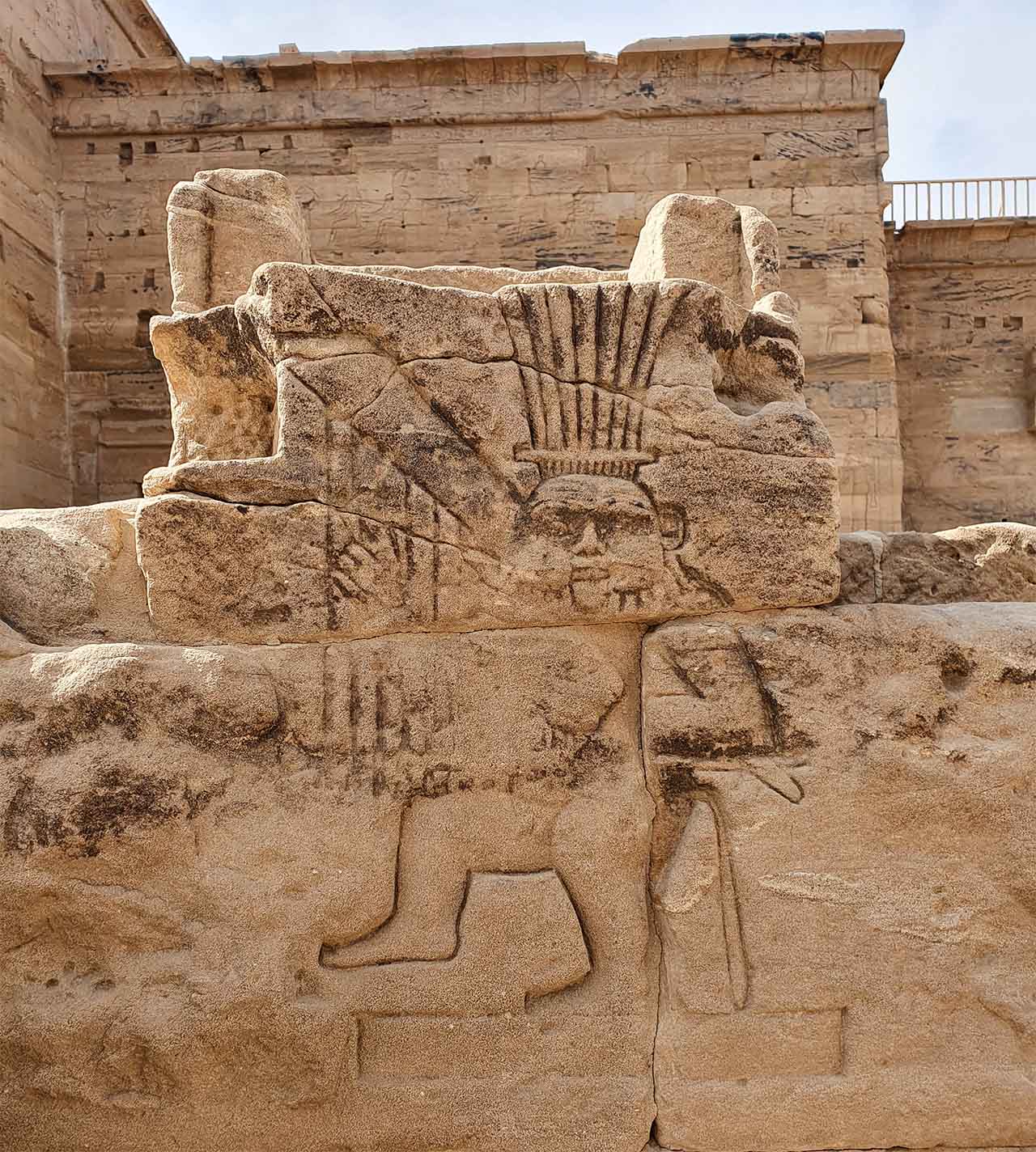 Dieu Bès jouant de la harpe trigone. Complexe de Philae. Égypte. © P. Kersalé 2022-2025.
