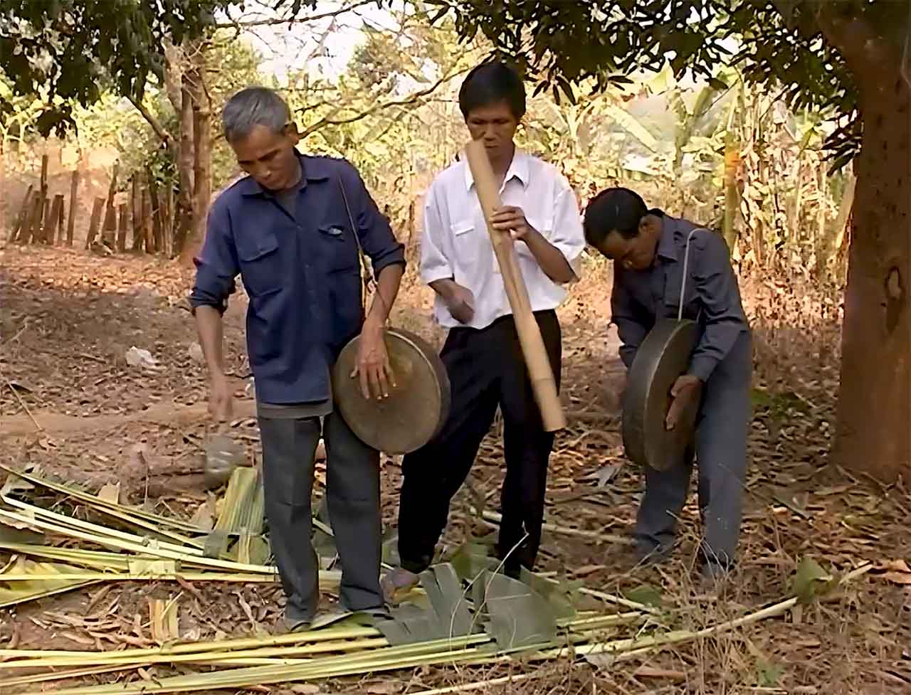 Ensemble de gongs des Talieng. © Patrick Kersalé 1999-2024.