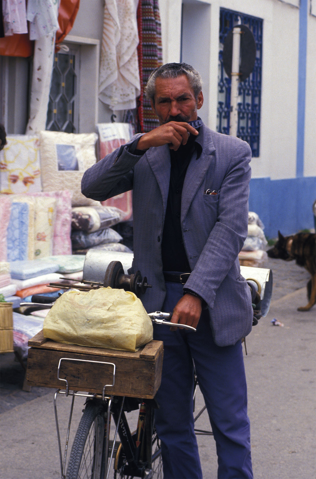 Joueur de gaita de amolador. Nazaré, Portugal. Mars 1988. © P. Kersalé 1988-2025.