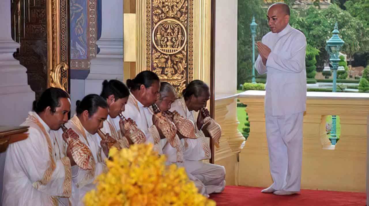Sa Majesté Norodom Sihamoni devant les prêtres soufflant dans les conques.