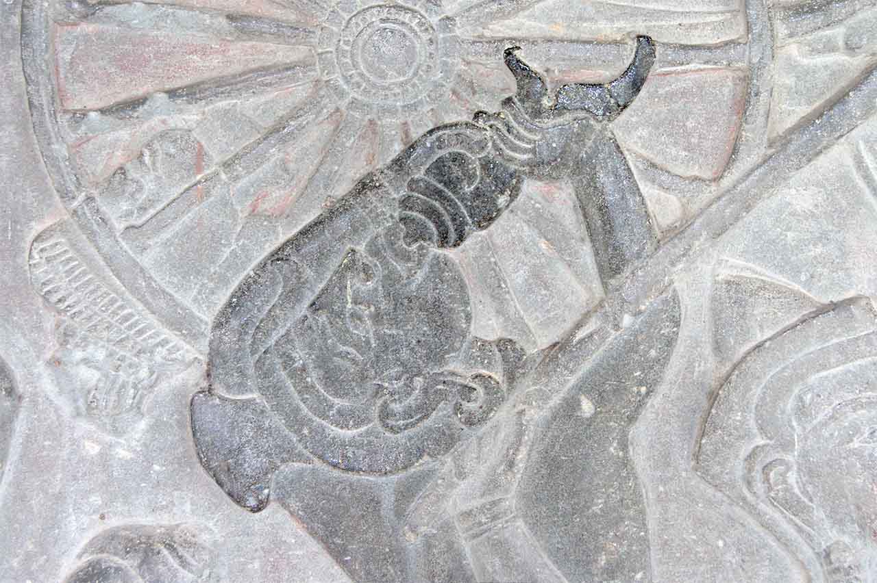 5. Cette conque à usage militaire, soufflée vers le haut, est l’une des plus belles qu’il soit donné de voir. Angkor Vat, Combat des Asura et des Deva. XIIe s. © P. Kersalé 2009-2024.