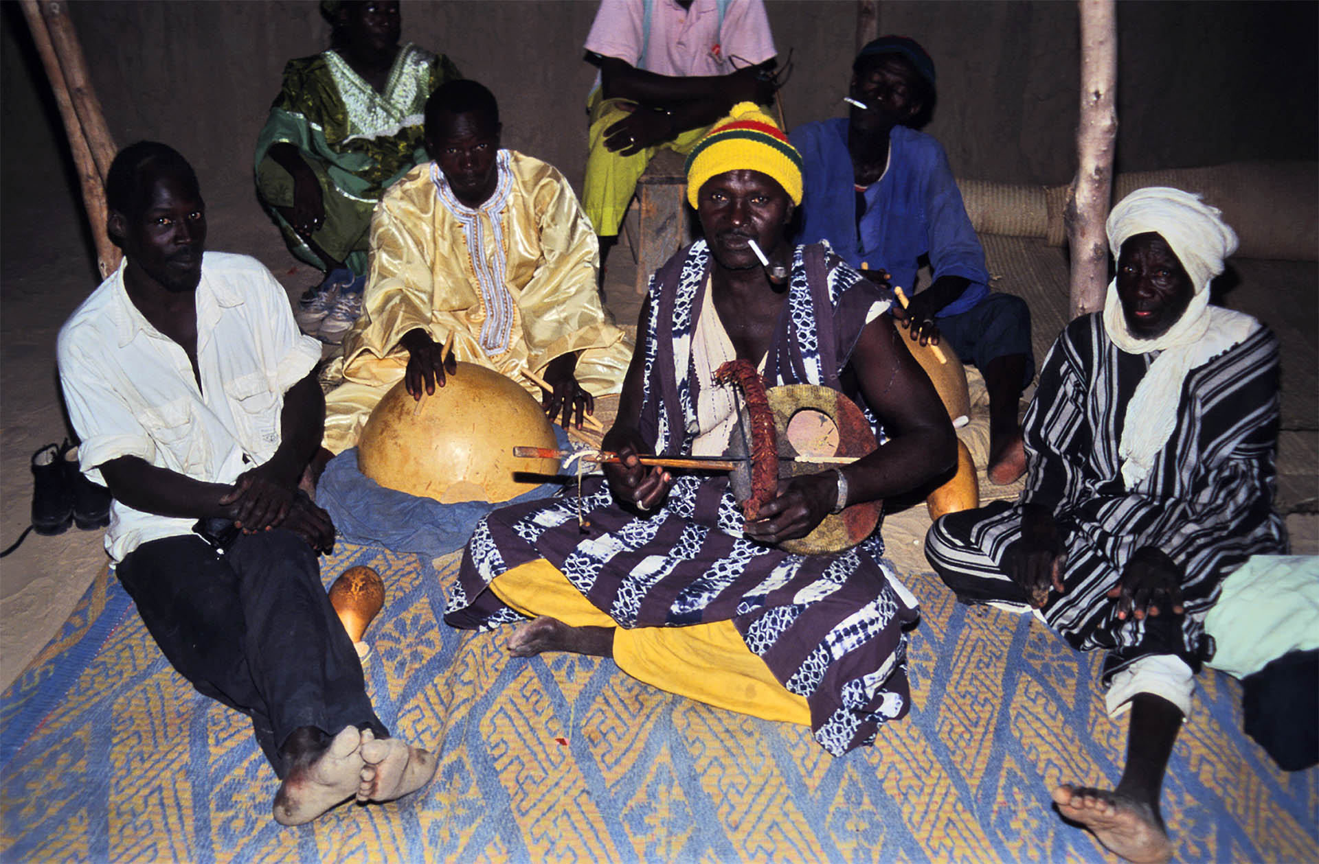 Orchestre pour le culte hollo-horey. © P. Kersalé 1998-2024.