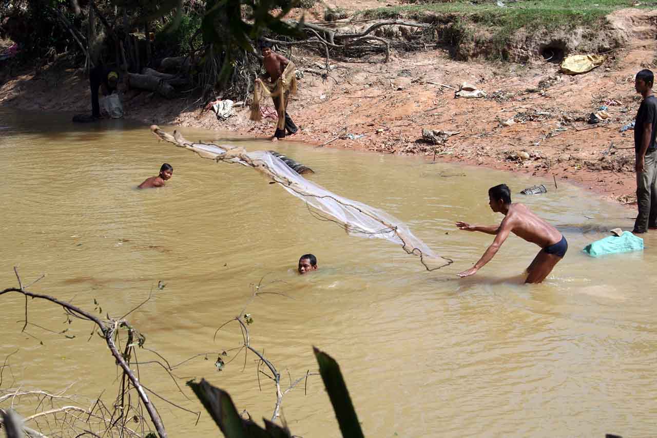Pêche à l'épervier. Cambodge.