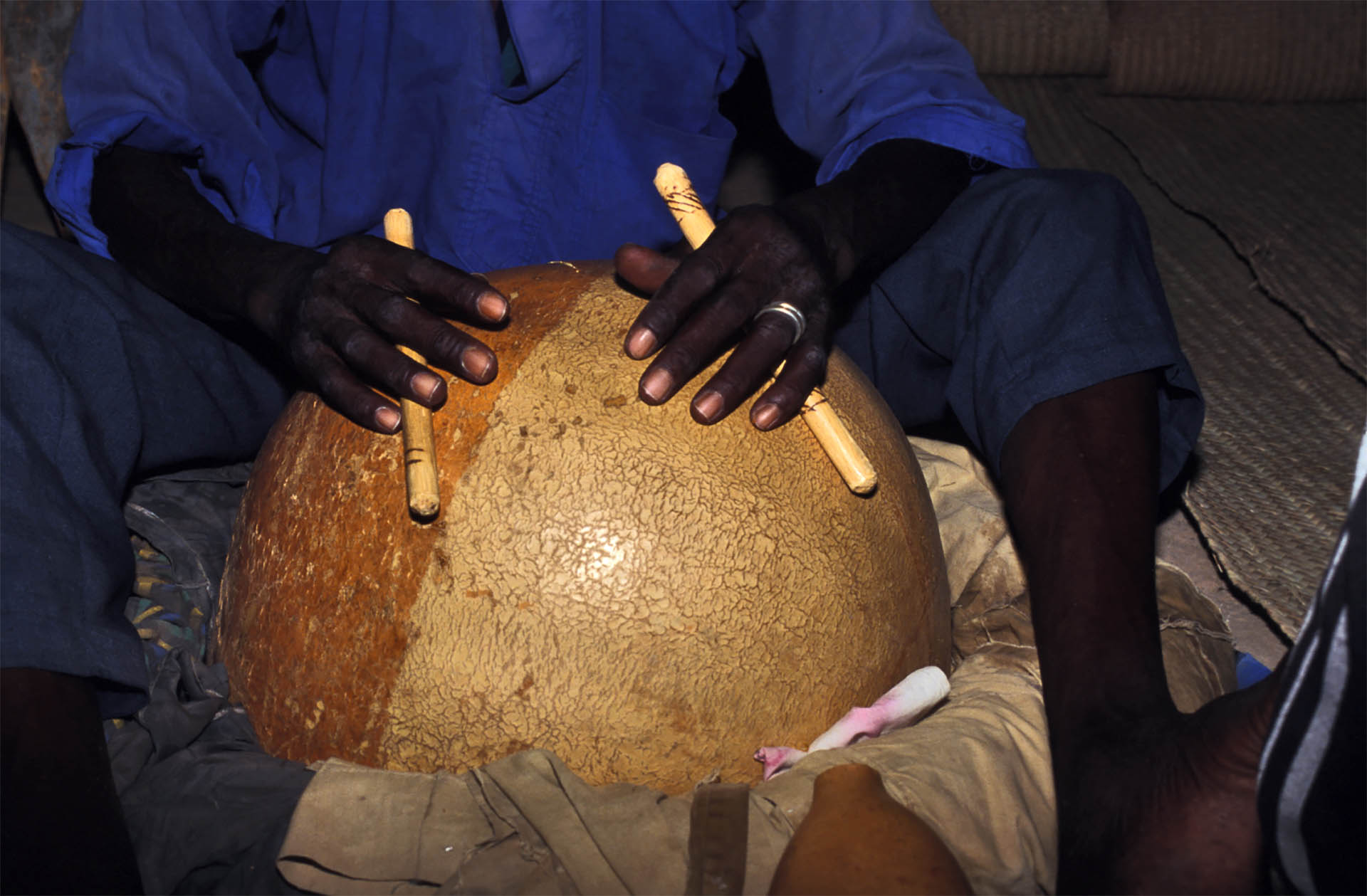 Percussion en calebasse gaasu. © P. Kersalé 1998-2024.