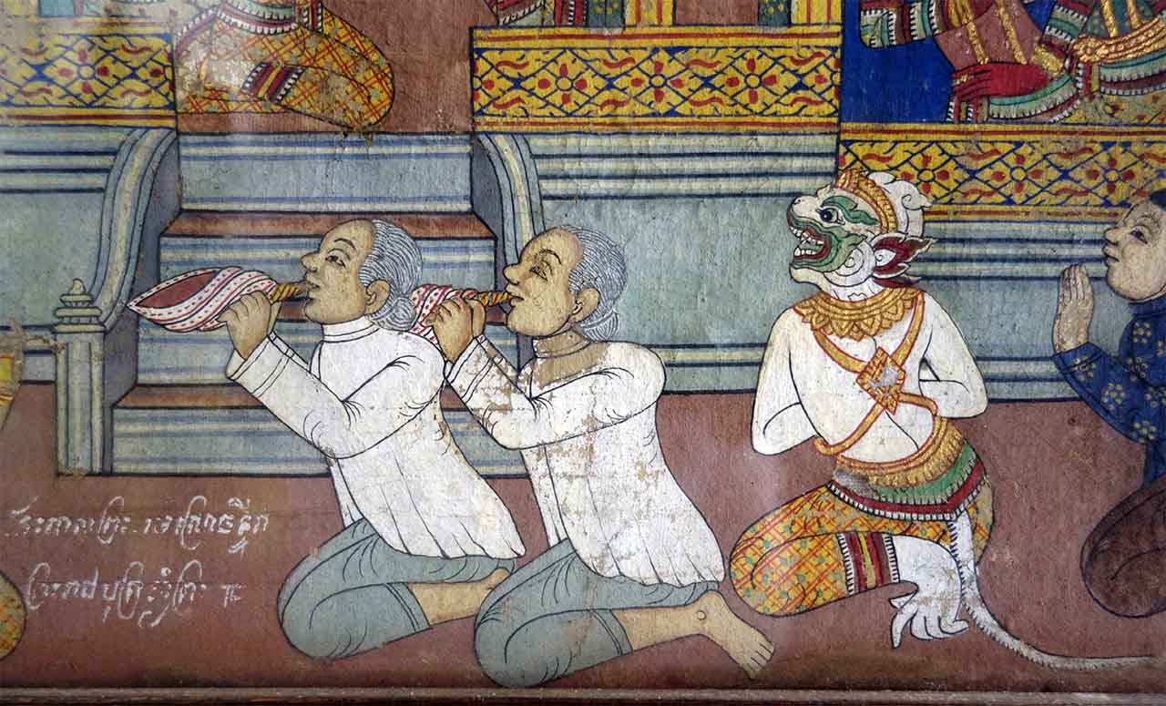 Deux brahmanes soufflent dans des conques. Vat Trach. Prov. Siem Reap. © Patrick Kersalé 2021-2024.