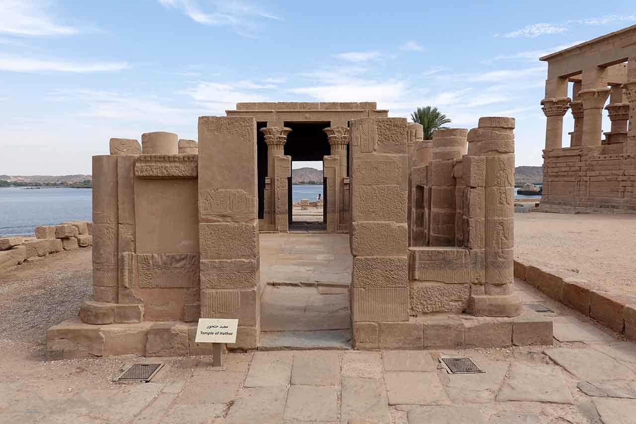 Le temple d'Hathor. Entrée principale. © P. Kersalé 2022-2025.