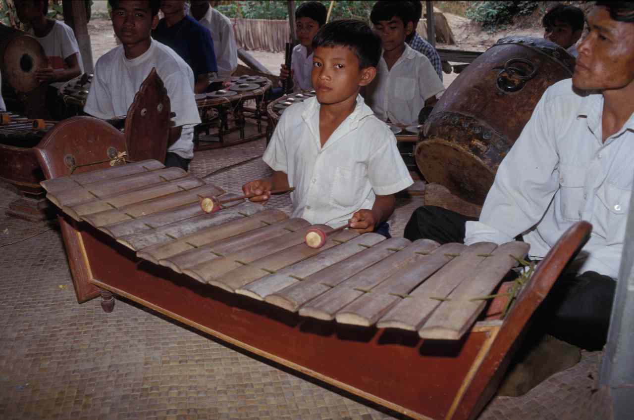 Joueur de xylophone roneat thung. © P. Kersalé 1998-2024.