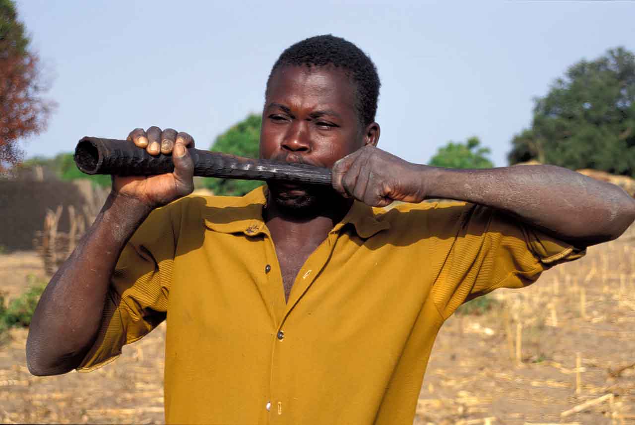   Trompe à embouchure latérale - Dyan - Burkina Faso. © P. Kersalé 2000-2024.