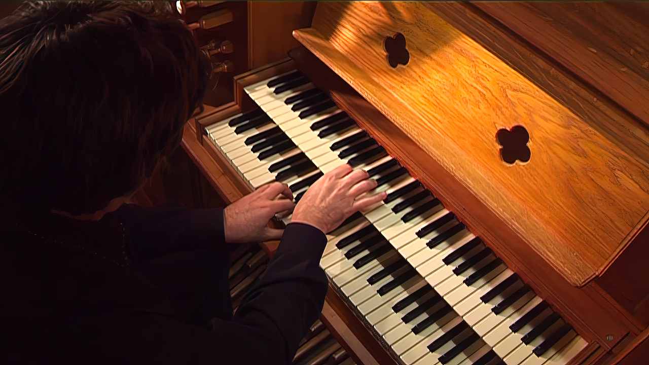 Deux claviers et pupitre.