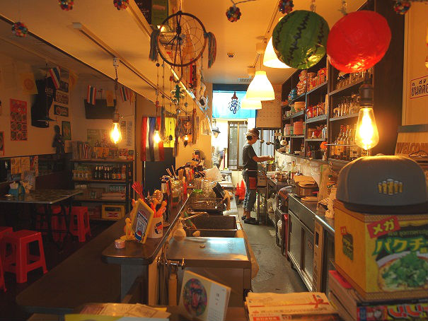 朝8時半、仕込み作業中の店内
