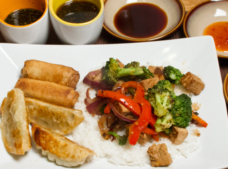 Skillet StirFry with Potstickers and Spring Rolls VEGANesp