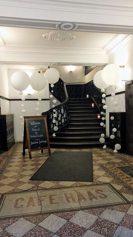 Riesenballons mit einer Ballonkette. Besonders einladend am Treppenaufgang oder im Eingangsbereich. Perfekte Deko für große Säle mit einem garantierten WOW-Effekt.