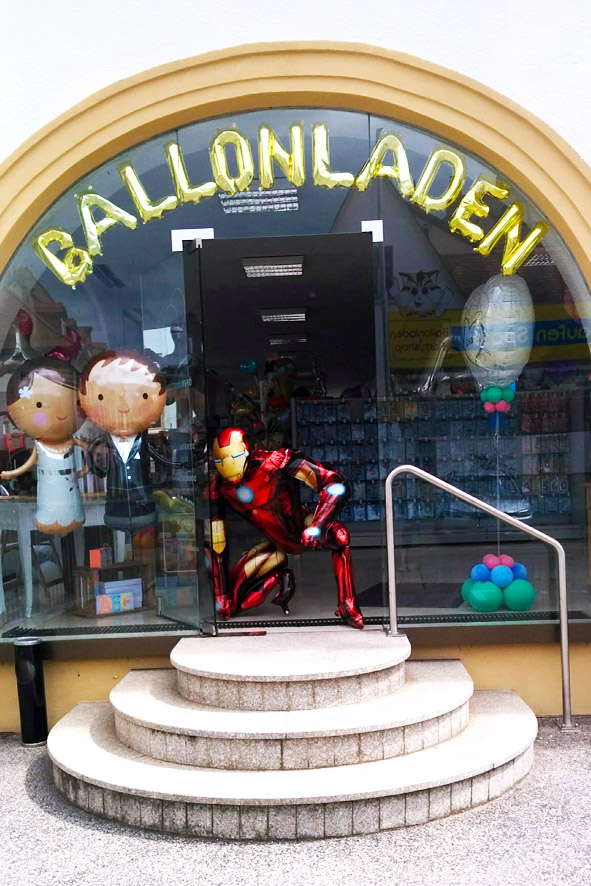 Ballondekoration / Schaufensterdekoration im Ballonladen Bamberg. Heute empfängt Sie Iron Man als Riesen Airwalker.