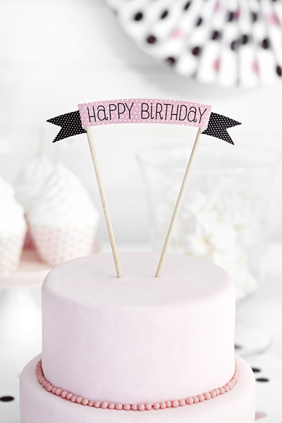 "Happy Birthday" Cake Topper aus Papier und Holz.