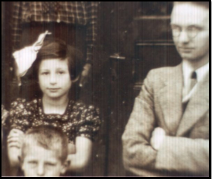 Jeanne Vos op de schoolfoto naast de leraar die een NSB'er bleek te zijn.