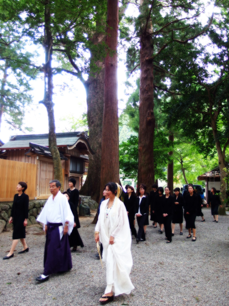 三重県松阪市 水屋神社 2013/10/1 水屋の大杉 久保憲一宮司様が皆を案内してくださる。
