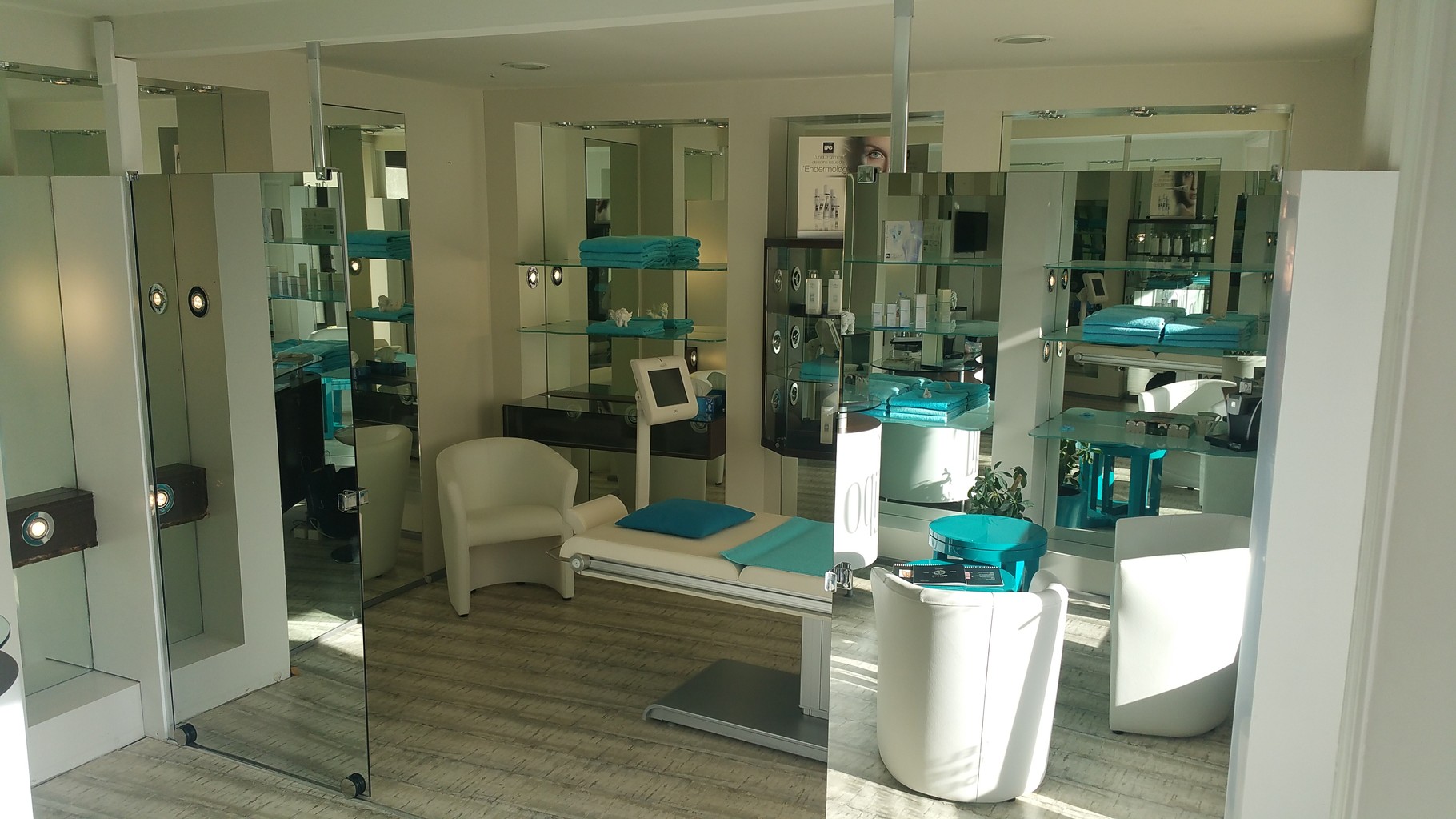 Séparation parois coulissantes verres effet miroir chez www.lipolift.ch à Pully
